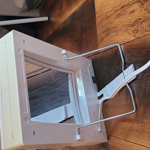 Jerdon Vanity Mirror with Lights - Picture 3 of 4